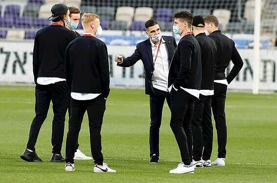 שחקני הנבחרת מגיעים לבלומפילד // צילום: אלן שיבר